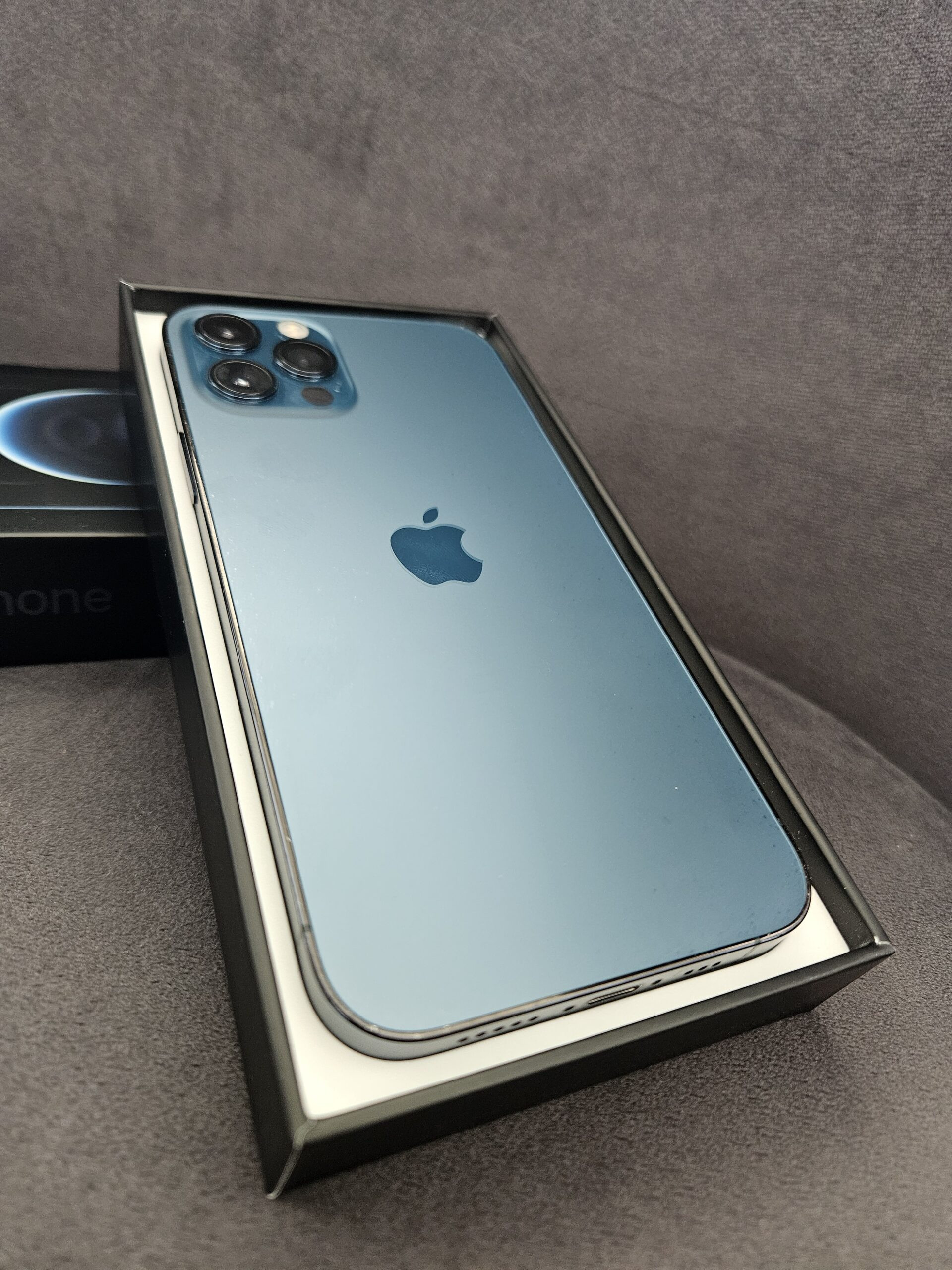iPhone 12 Pro / 256 GB / Morski Niebieski (Pacific Blue)