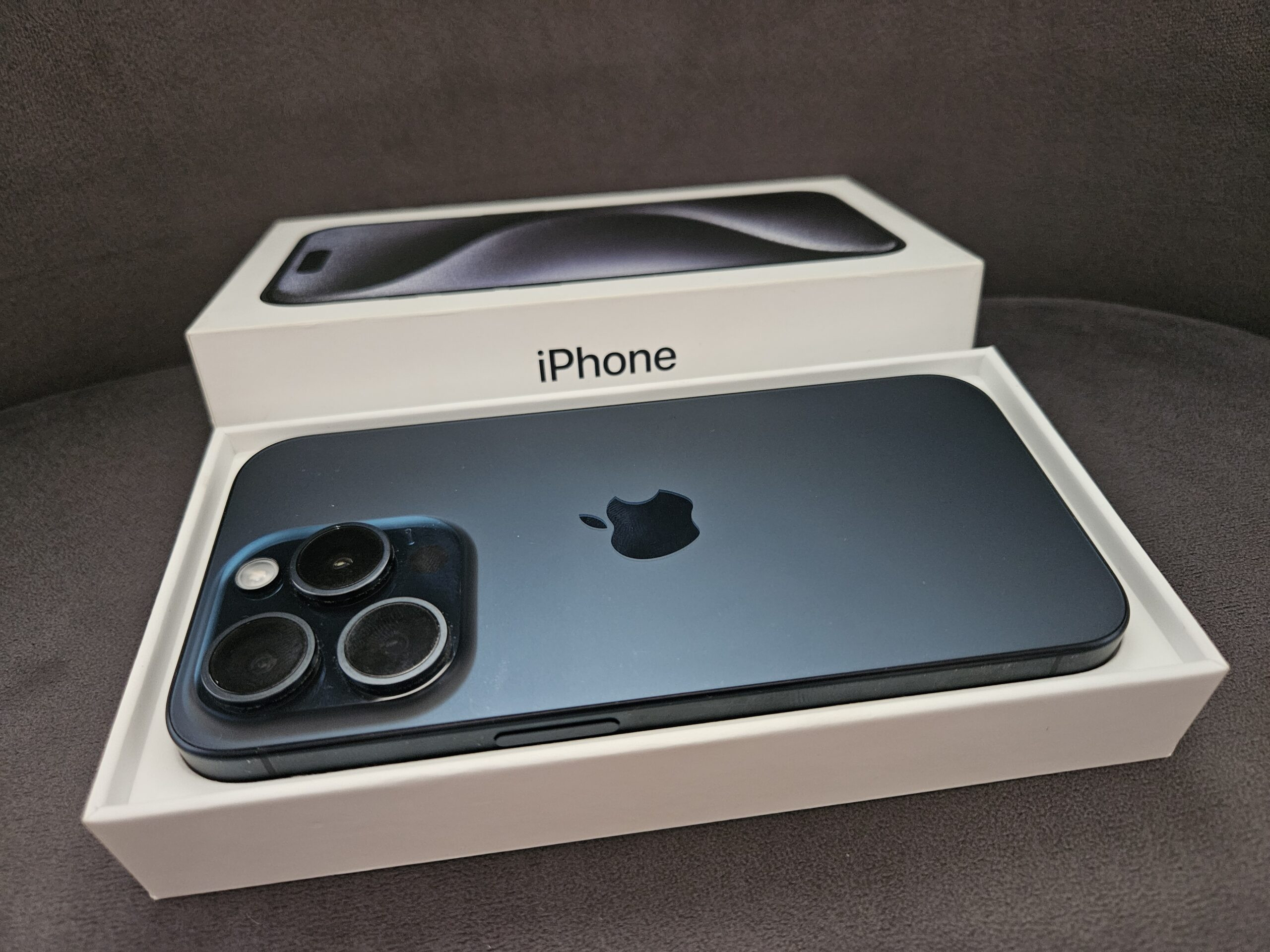 Apple iPhone 15 PRO / 256 GB / Blue Titanium - obrazek 3