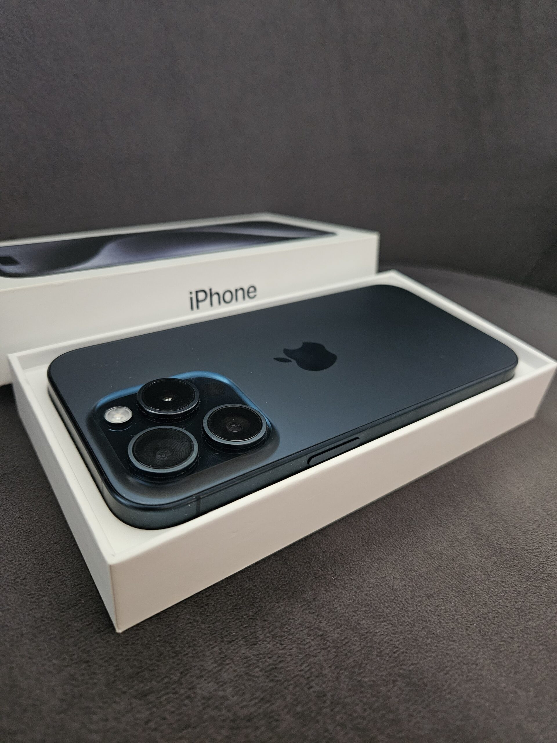 Apple iPhone 15 PRO / 256 GB / Blue Titanium