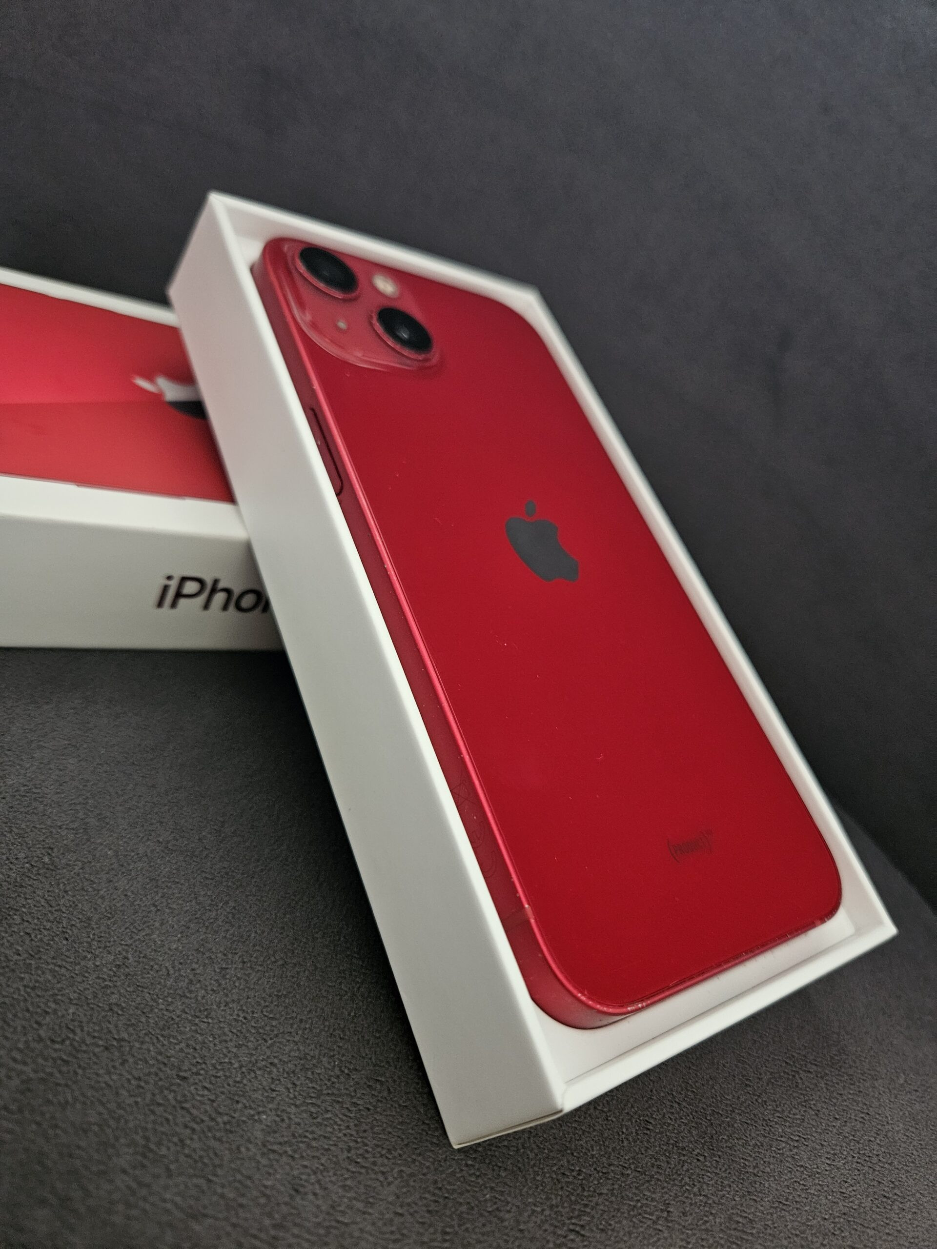 Apple iPhone 13 / 128 GB / Product RED - obrazek 3