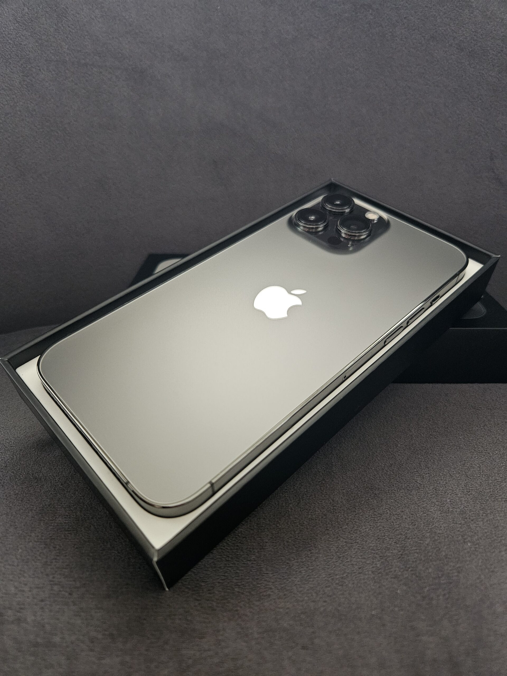 Apple iPhone 13 Pro Max / 256 GB / Graphite - obrazek 4